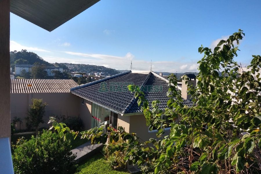 Casa com 338m², 3 dormitórios, 2 vagas, no bairro Arco Baleno em Caxias do Sul para Comprar