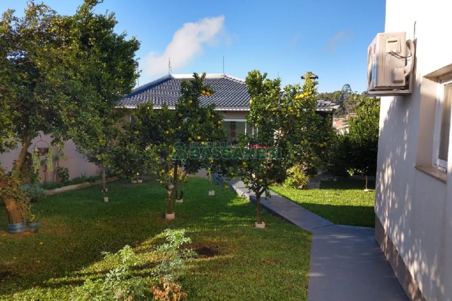 Casa com 338m², 3 dormitórios, 2 vagas, no bairro Arco Baleno em Caxias do Sul para Comprar