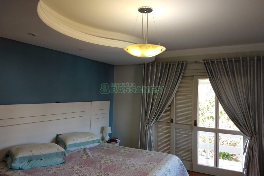 Casa com 338m², 3 dormitórios, 2 vagas, no bairro Arco Baleno em Caxias do Sul para Comprar