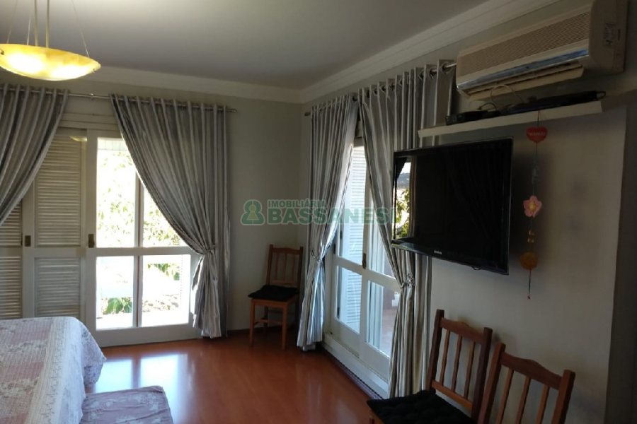 Casa com 338m², 3 dormitórios, 2 vagas, no bairro Arco Baleno em Caxias do Sul para Comprar