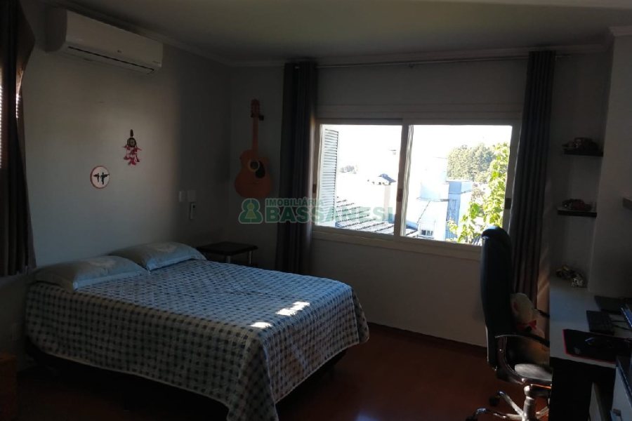 Casa com 338m², 3 dormitórios, 2 vagas, no bairro Arco Baleno em Caxias do Sul para Comprar