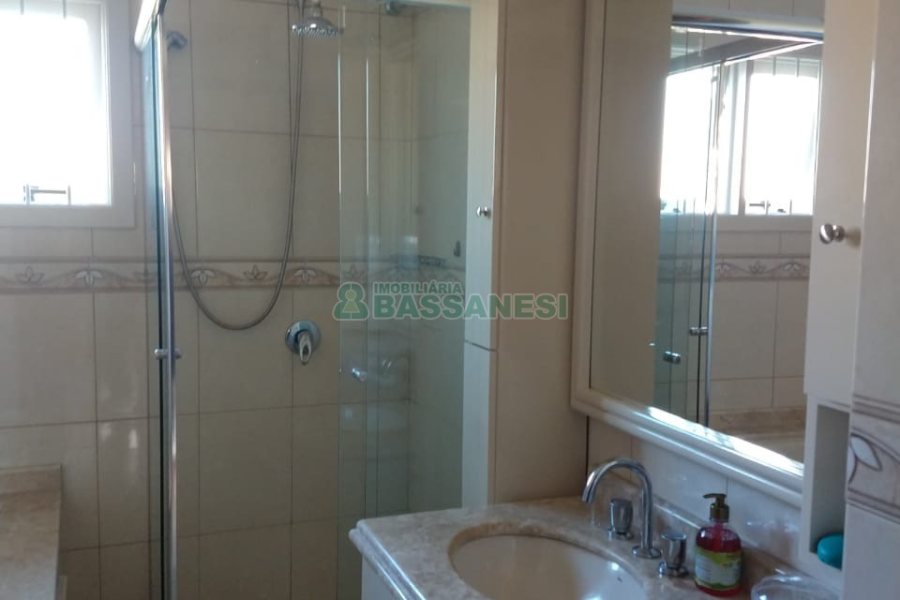 Casa com 338m², 3 dormitórios, 2 vagas, no bairro Arco Baleno em Caxias do Sul para Comprar