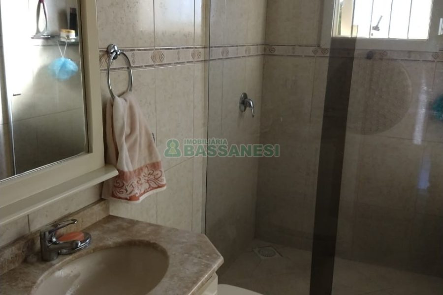 Casa com 338m², 3 dormitórios, 2 vagas, no bairro Arco Baleno em Caxias do Sul para Comprar