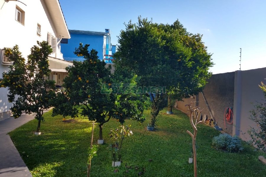 Casa com 338m², 3 dormitórios, 2 vagas, no bairro Arco Baleno em Caxias do Sul para Comprar