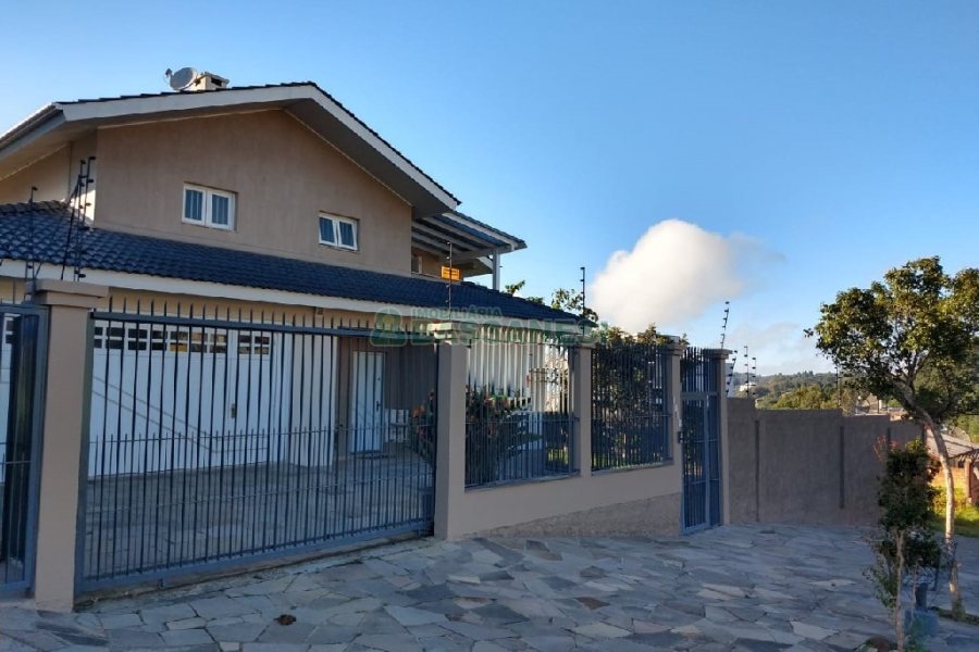 Casa com 338m², 3 dormitórios, 2 vagas, no bairro Arco Baleno em Caxias do Sul para Comprar