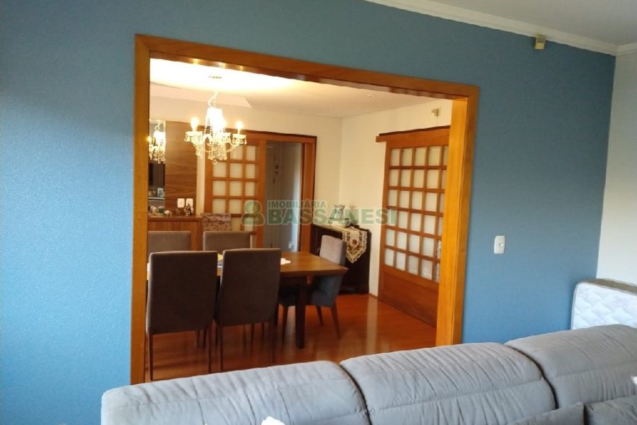 Casa com 338m², 3 dormitórios, 2 vagas, no bairro Arco Baleno em Caxias do Sul para Comprar