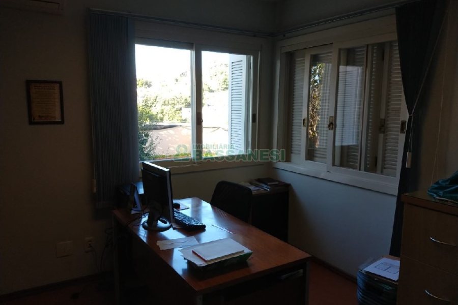 Casa com 338m², 3 dormitórios, 2 vagas, no bairro Arco Baleno em Caxias do Sul para Comprar