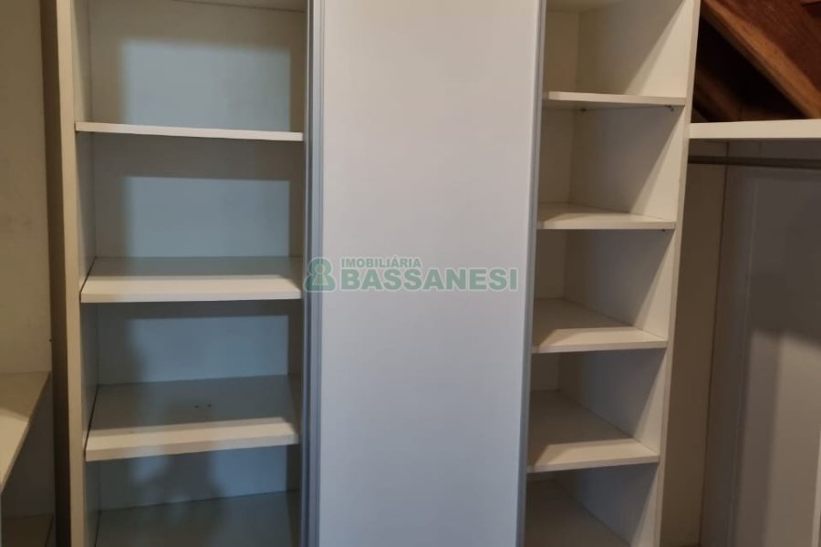 Casa com 195m², 3 dormitórios, 2 vagas, no bairro Galópolis em Caxias do Sul para Comprar