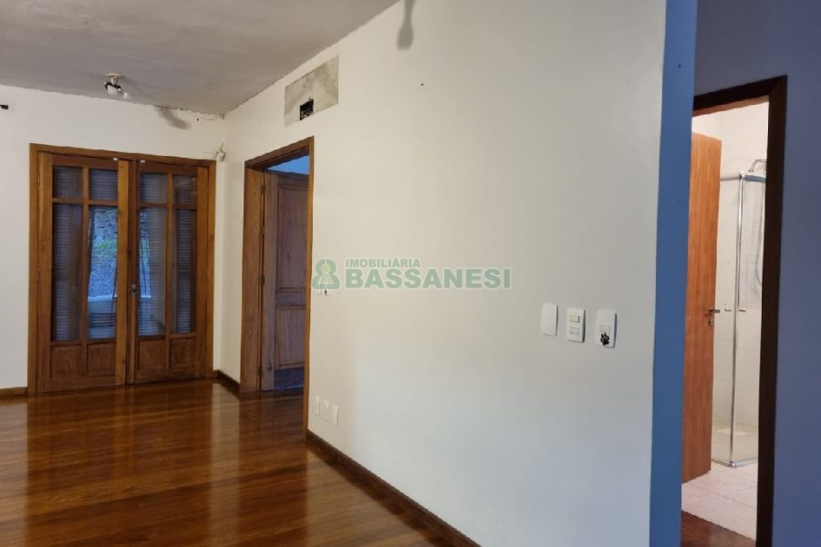Casa com 195m², 3 dormitórios, 2 vagas, no bairro Galópolis em Caxias do Sul para Comprar