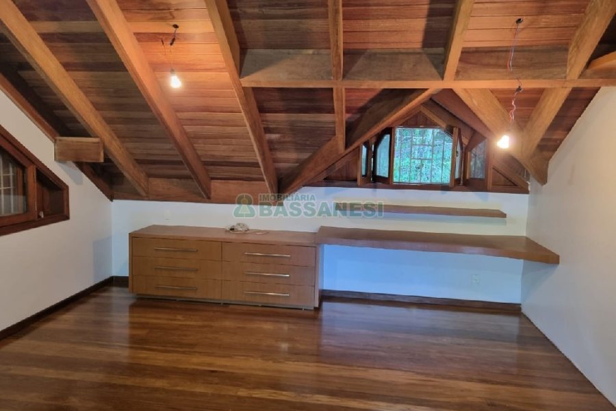 Casa com 195m², 3 dormitórios, 2 vagas, no bairro Galópolis em Caxias do Sul para Comprar