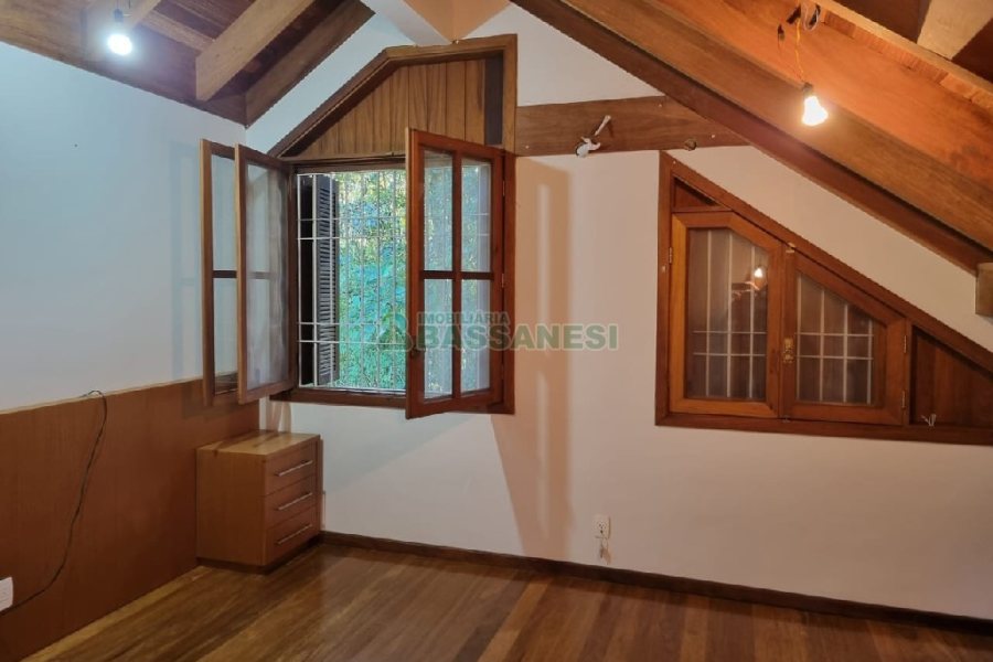 Casa com 195m², 3 dormitórios, 2 vagas, no bairro Galópolis em Caxias do Sul para Comprar