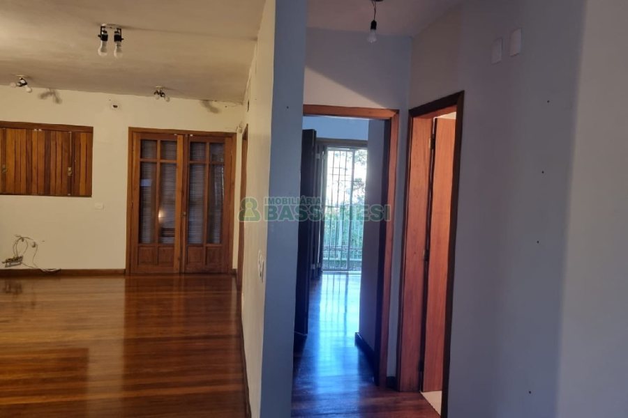 Casa com 195m², 3 dormitórios, 2 vagas, no bairro Galópolis em Caxias do Sul para Comprar
