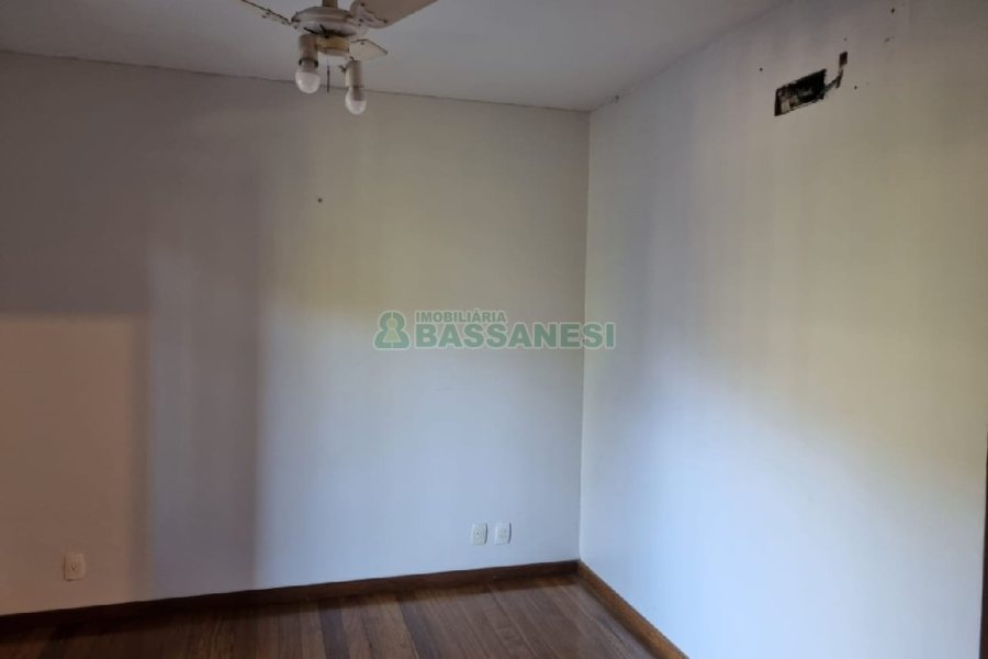 Casa com 195m², 3 dormitórios, 2 vagas, no bairro Galópolis em Caxias do Sul para Comprar