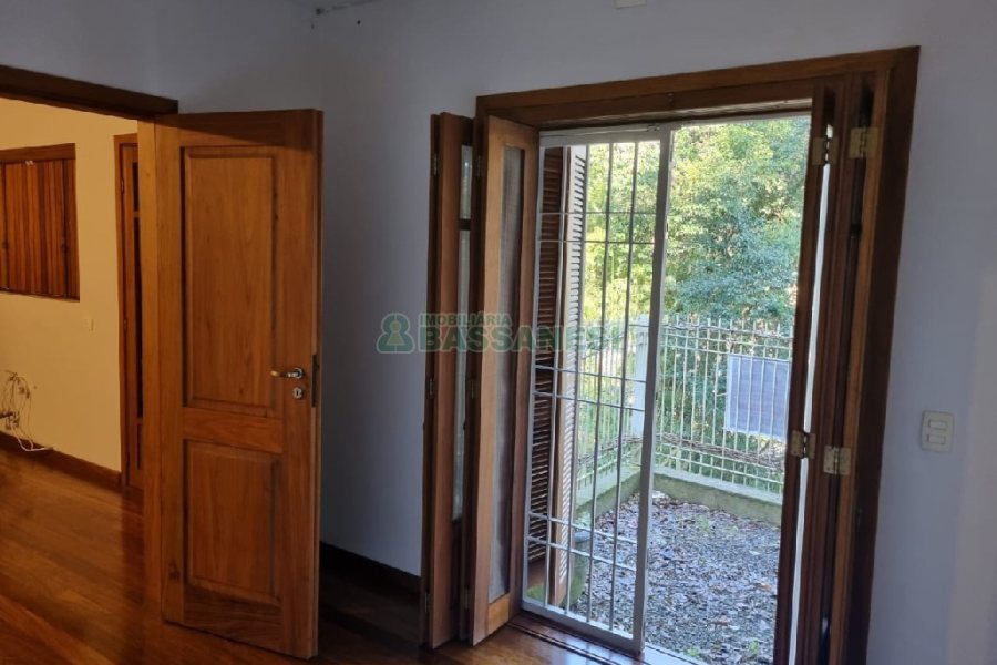 Casa com 195m², 3 dormitórios, 2 vagas, no bairro Galópolis em Caxias do Sul para Comprar