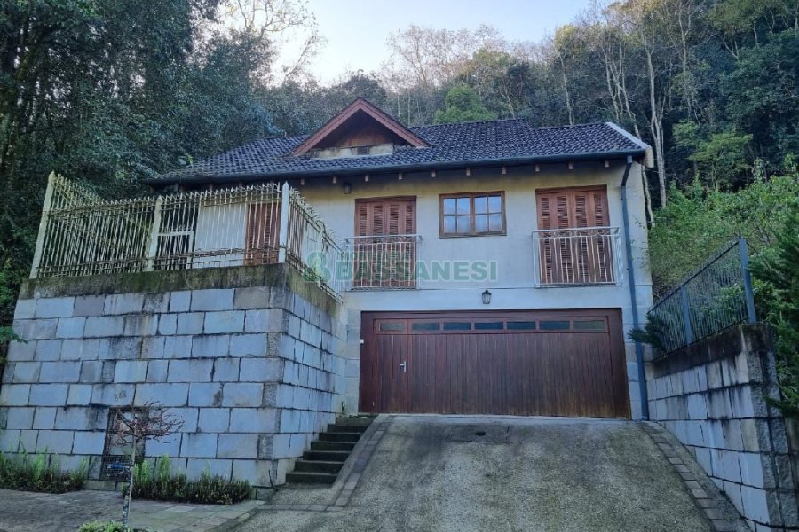 Casa com 195m², 3 dormitórios, 2 vagas, no bairro Galópolis em Caxias do Sul para Comprar