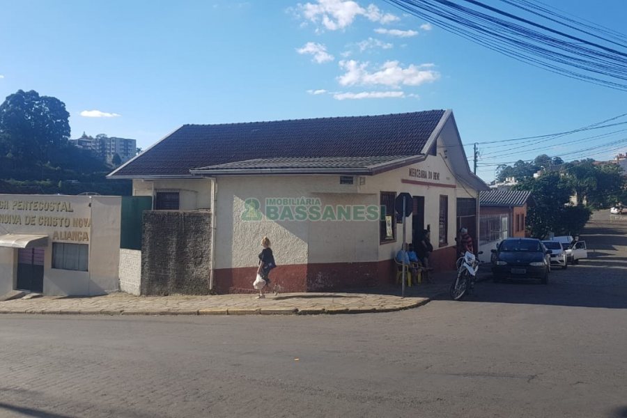 Casa Comercial, no bairro Medianeira em Caxias do Sul para Comprar
