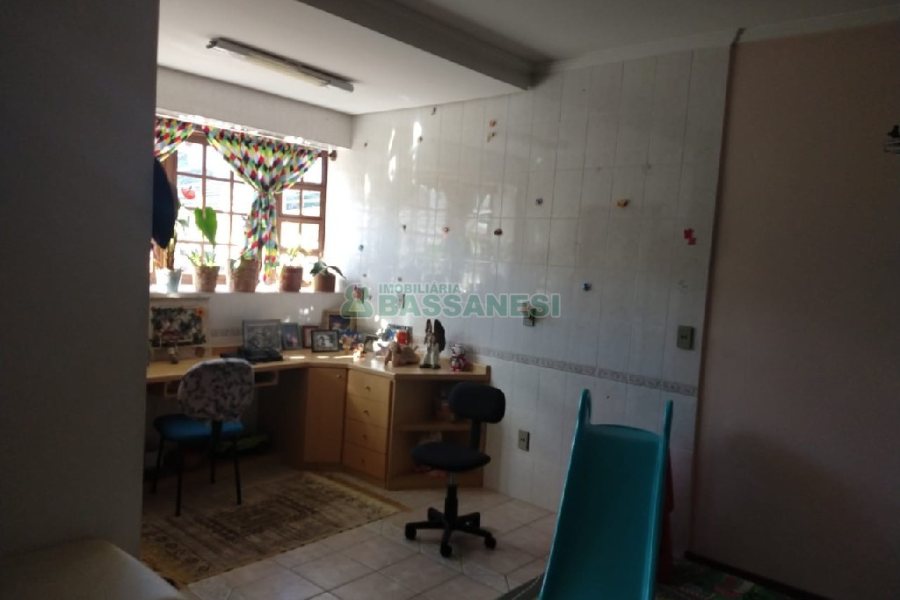 Casa com 246m², 6 dormitórios, 4 vagas, no bairro Cruzeiro em Caxias do Sul para Comprar