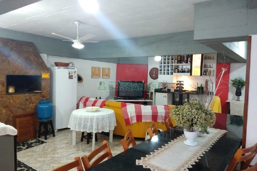 Casa com 246m², 6 dormitórios, 4 vagas, no bairro Cruzeiro em Caxias do Sul para Comprar