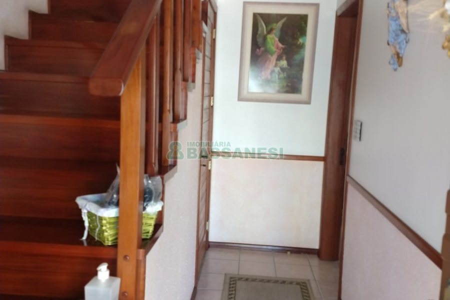 Casa com 246m², 6 dormitórios, 4 vagas, no bairro Cruzeiro em Caxias do Sul para Comprar