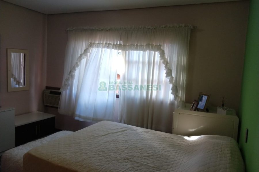 Casa com 246m², 6 dormitórios, 4 vagas, no bairro Cruzeiro em Caxias do Sul para Comprar