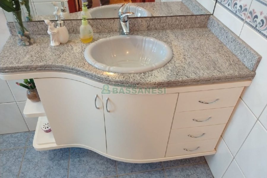 Casa com 246m², 6 dormitórios, 4 vagas, no bairro Cruzeiro em Caxias do Sul para Comprar