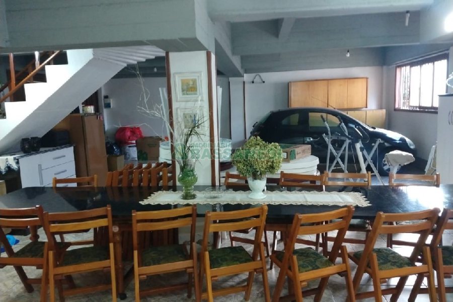 Casa com 246m², 6 dormitórios, 4 vagas, no bairro Cruzeiro em Caxias do Sul para Comprar