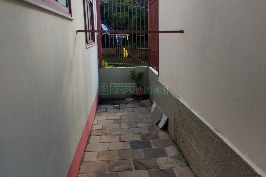 Casa com 246m², 6 dormitórios, 4 vagas, no bairro Cruzeiro em Caxias do Sul para Comprar
