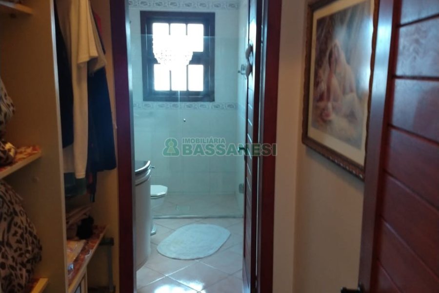 Casa com 246m², 6 dormitórios, 4 vagas, no bairro Cruzeiro em Caxias do Sul para Comprar