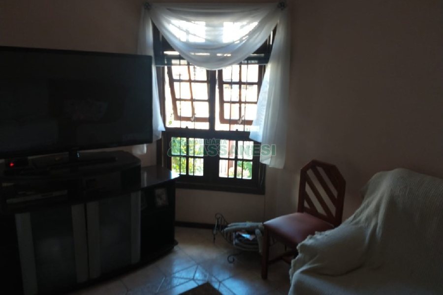 Casa com 246m², 6 dormitórios, 4 vagas, no bairro Cruzeiro em Caxias do Sul para Comprar