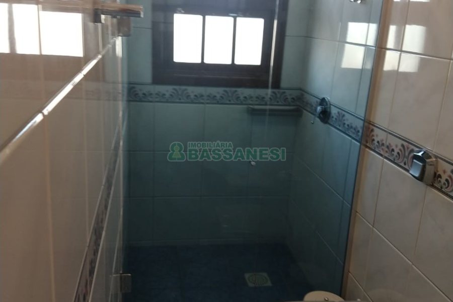 Casa com 246m², 6 dormitórios, 4 vagas, no bairro Cruzeiro em Caxias do Sul para Comprar