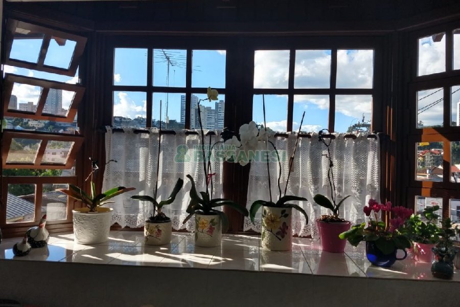 Casa com 246m², 6 dormitórios, 4 vagas, no bairro Cruzeiro em Caxias do Sul para Comprar