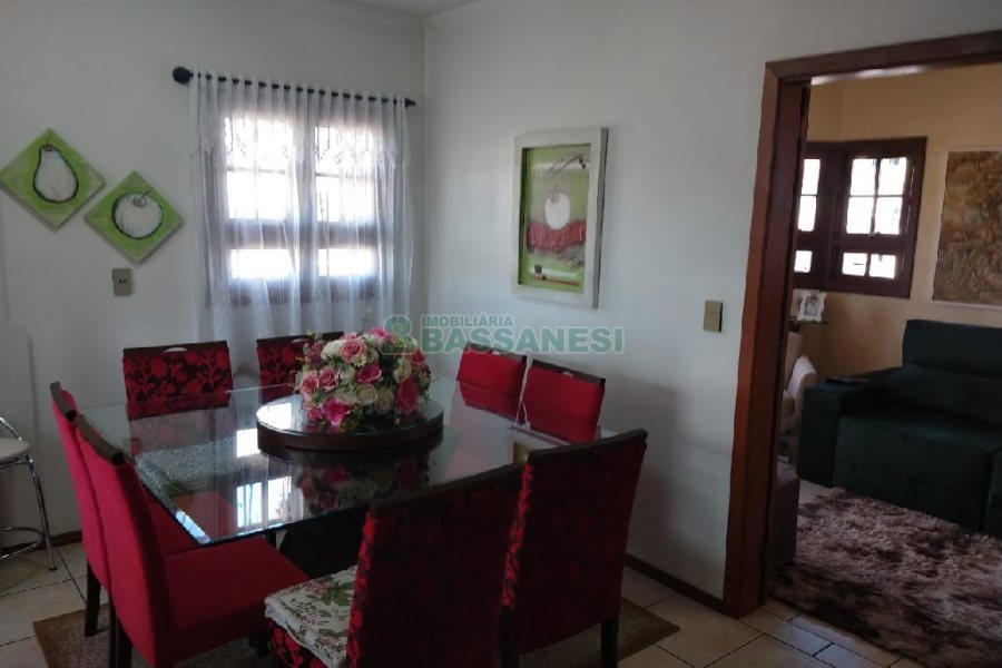 Casa com 246m², 6 dormitórios, 4 vagas, no bairro Cruzeiro em Caxias do Sul para Comprar