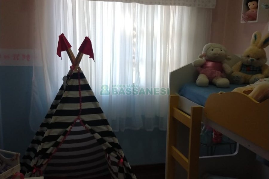 Casa com 246m², 6 dormitórios, 4 vagas, no bairro Cruzeiro em Caxias do Sul para Comprar