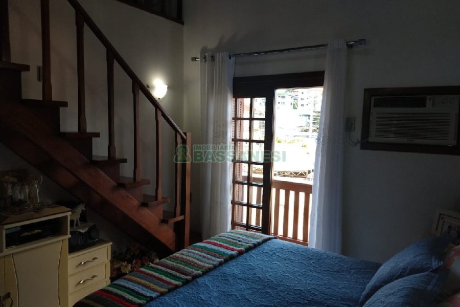 Casa com 246m², 6 dormitórios, 4 vagas, no bairro Cruzeiro em Caxias do Sul para Comprar