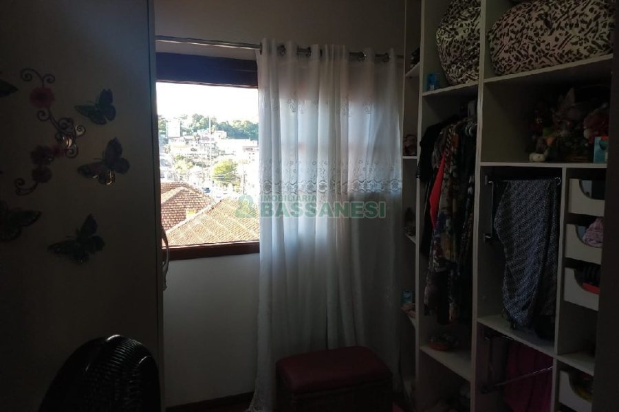 Casa com 246m², 6 dormitórios, 4 vagas, no bairro Cruzeiro em Caxias do Sul para Comprar