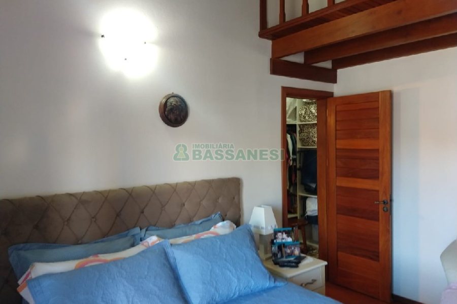 Casa com 246m², 6 dormitórios, 4 vagas, no bairro Cruzeiro em Caxias do Sul para Comprar