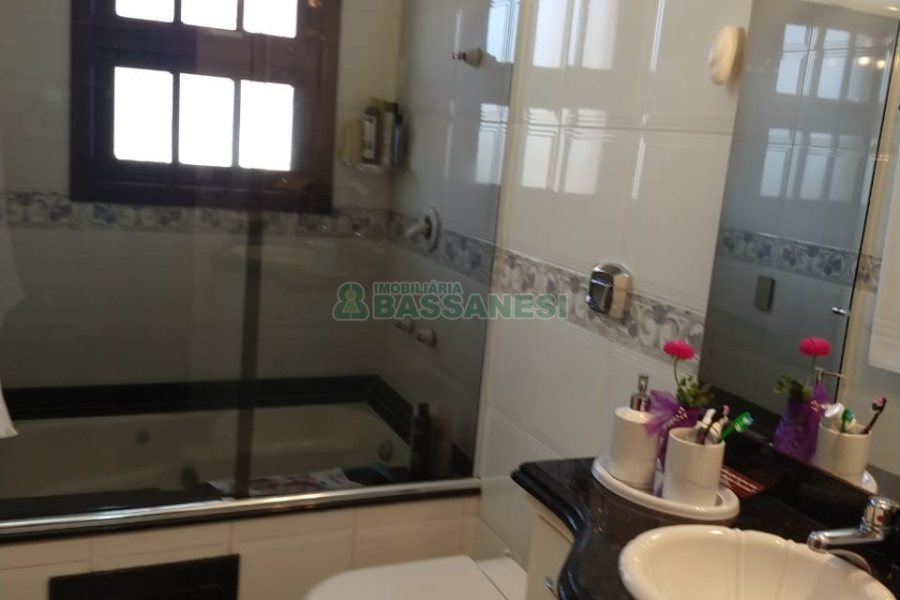 Casa com 246m², 6 dormitórios, 4 vagas, no bairro Cruzeiro em Caxias do Sul para Comprar