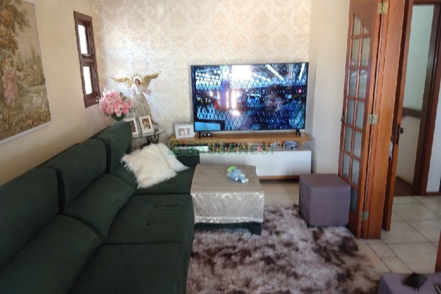 Casa com 246m², 6 dormitórios, 4 vagas, no bairro Cruzeiro em Caxias do Sul para Comprar