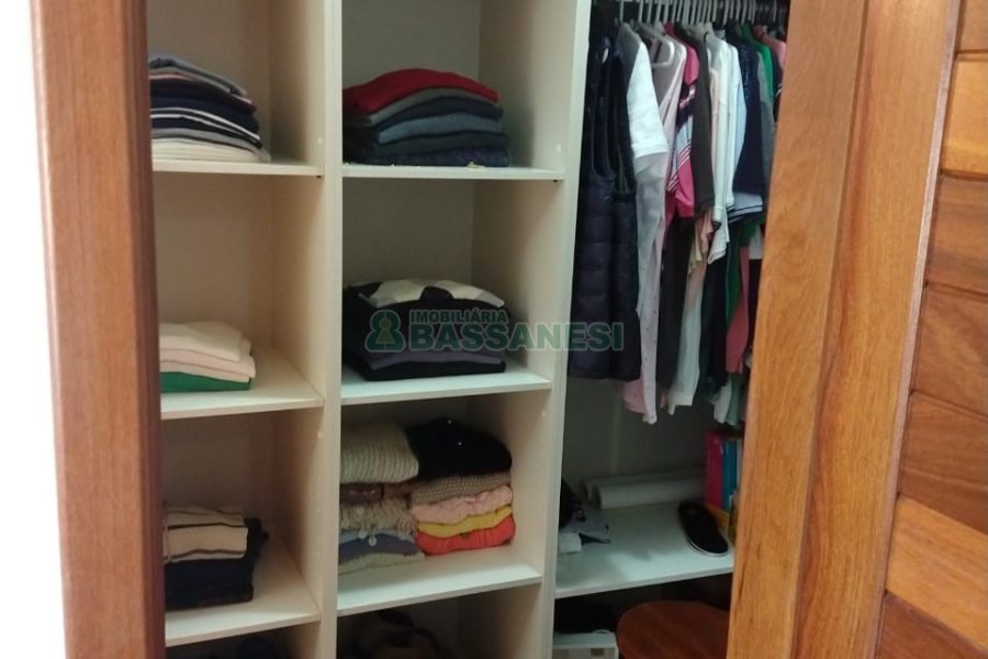 Casa com 246m², 6 dormitórios, 4 vagas, no bairro Cruzeiro em Caxias do Sul para Comprar