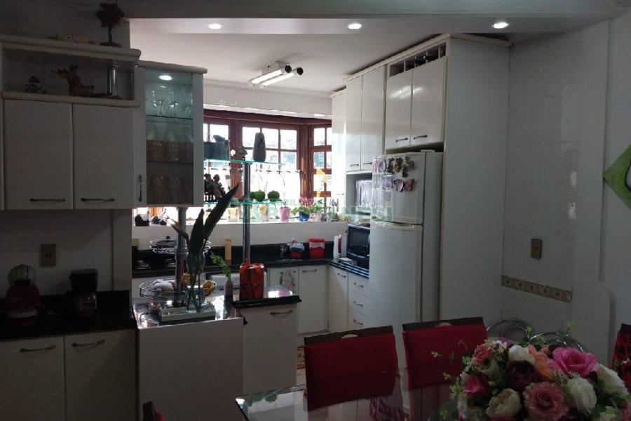 Casa com 246m², 6 dormitórios, 4 vagas, no bairro Cruzeiro em Caxias do Sul para Comprar