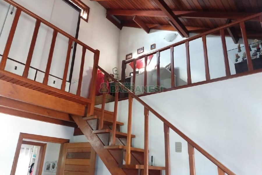 Casa com 246m², 6 dormitórios, 4 vagas, no bairro Cruzeiro em Caxias do Sul para Comprar