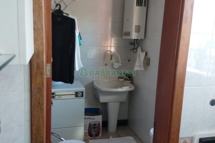 Casa com 246m², 6 dormitórios, 4 vagas, no bairro Cruzeiro em Caxias do Sul para Comprar