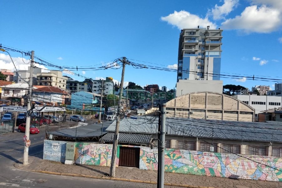 Casa com 246m², 6 dormitórios, 4 vagas, no bairro Cruzeiro em Caxias do Sul para Comprar
