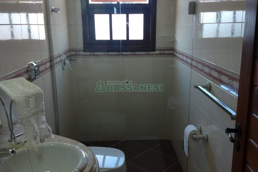 Casa com 246m², 6 dormitórios, 4 vagas, no bairro Cruzeiro em Caxias do Sul para Comprar