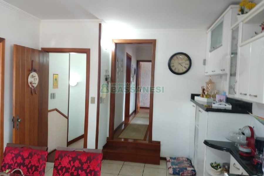 Casa com 246m², 6 dormitórios, 4 vagas, no bairro Cruzeiro em Caxias do Sul para Comprar