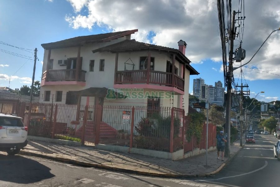 Casa com 246m², 6 dormitórios, 4 vagas, no bairro Cruzeiro em Caxias do Sul para Comprar