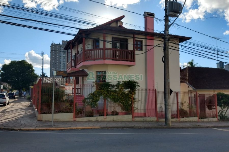 Casa com 246m², 6 dormitórios, 4 vagas, no bairro Cruzeiro em Caxias do Sul para Comprar