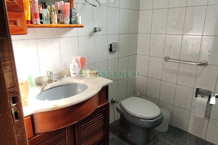 Casa com 100m², 5 dormitórios, no bairro Lourdes em Caxias do Sul para Comprar