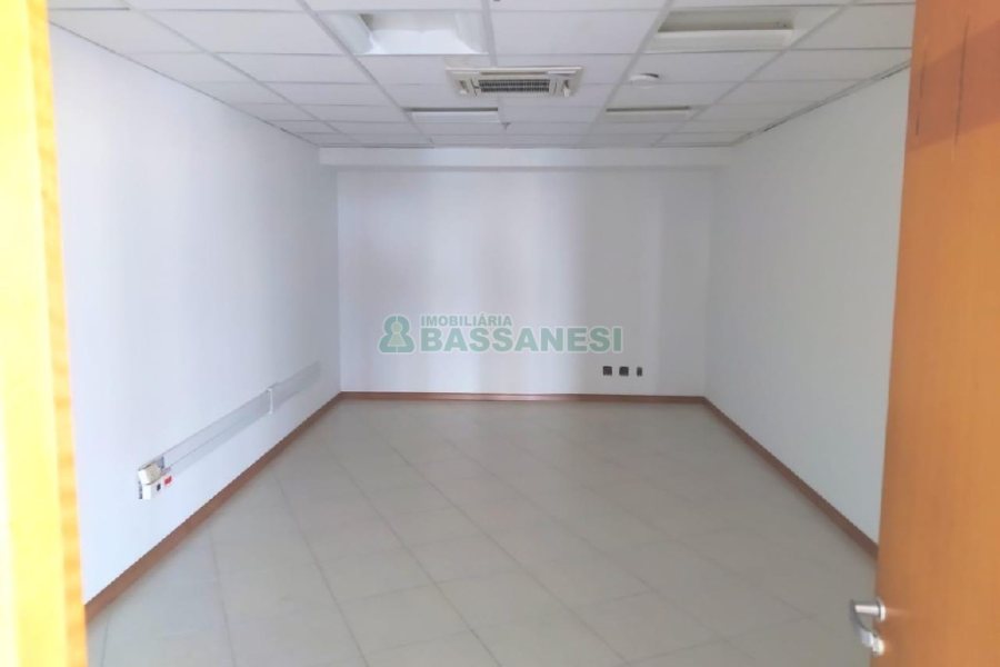 Sala com 455m², 8 vagas, no bairro Sanvitto em Caxias do Sul para Alugar