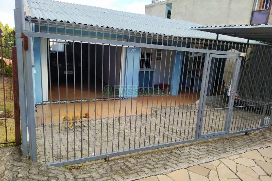 Casa Mobiliada com 130m², 2 dormitórios, 2 vagas, no bairro Presidente Vargas em Caxias do Sul para Comprar